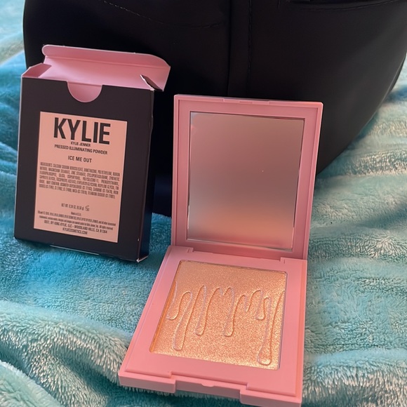 Kylie Kylighter pressed illuminating powder in Ice Me Out - Picture 3 of 4